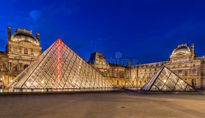 O Louvre - um marco de Paris fotografia de stock