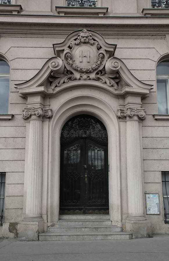 O lovitură verticală la intrarea unei uși de fier într-o clădire luxoasă din Republica Cehă Praga stock photo