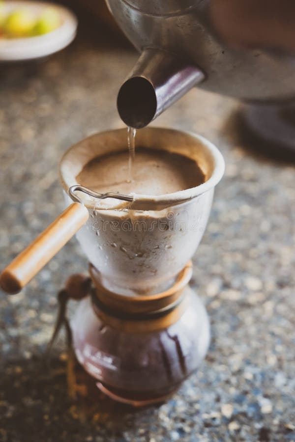 O lovitură verticală a unui proces de preparare a cafelei un ceainic turnând apă în cana specială royalty free stock photos