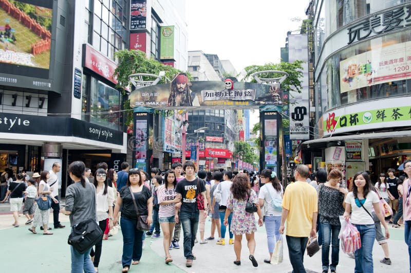 O ponto de encontro dos jovens de Ximending imagens de stock royalty free