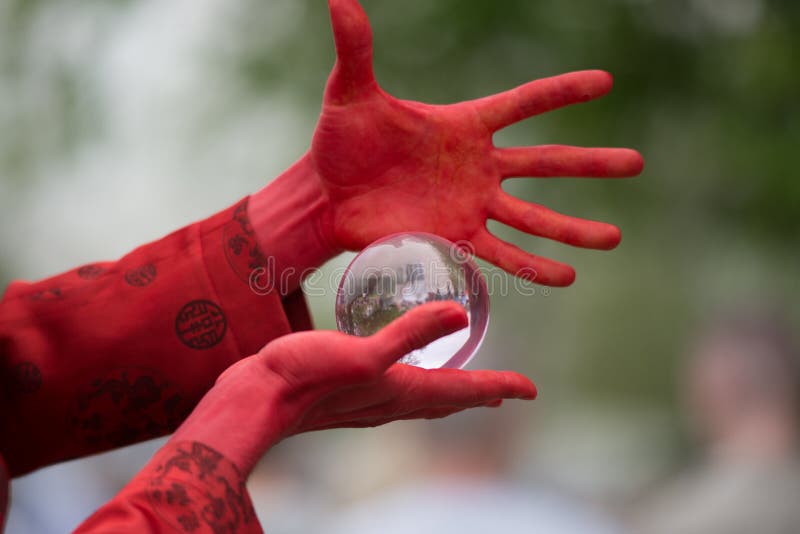 Jogos Carmesins Do Demônio Com Bola De Cristal Imagem de Stock