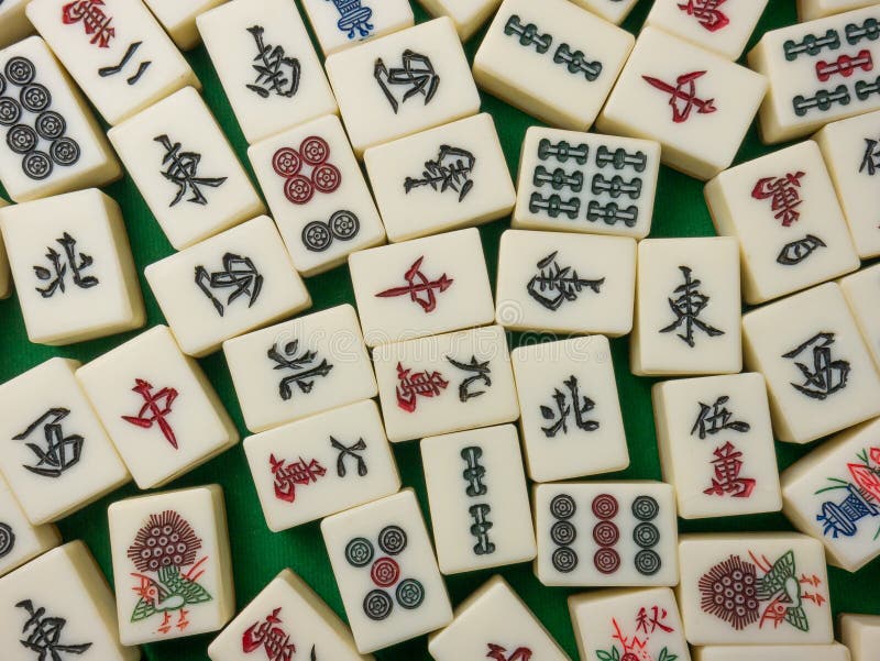 O Mahjong Na Mesa Antiga Jogo Asiático Fecha a Imagem Foto de Stock -  Imagem de casa, chinês: 245625624