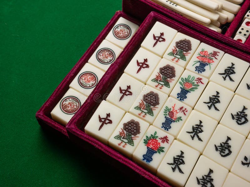 O Mahjong Na Mesa Antiga Jogo Asiático Fecha a Imagem Foto de Stock -  Imagem de casa, chinês: 245625624