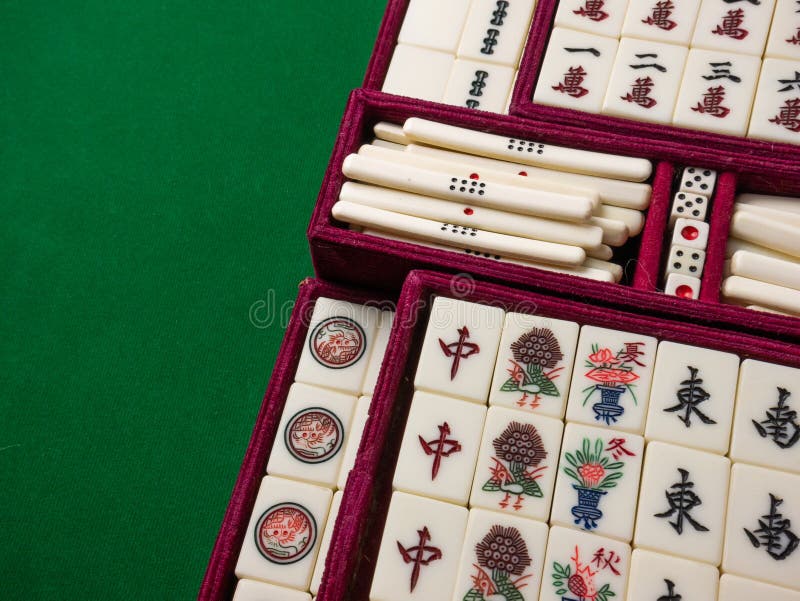O Mahjong Na Mesa Antiga Jogo Asiático Fecha a Imagem Foto de Stock -  Imagem de casa, chinês: 245625624