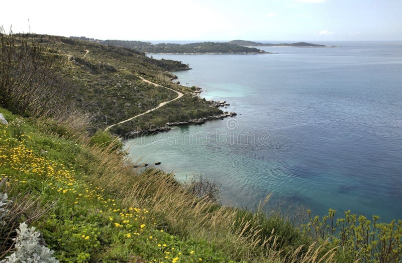 O mar de adriático próximo Plat dalmatia Croácia