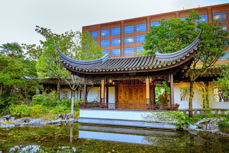 O marco Lan Su Chinese Garden (chinês clássico G de Portland