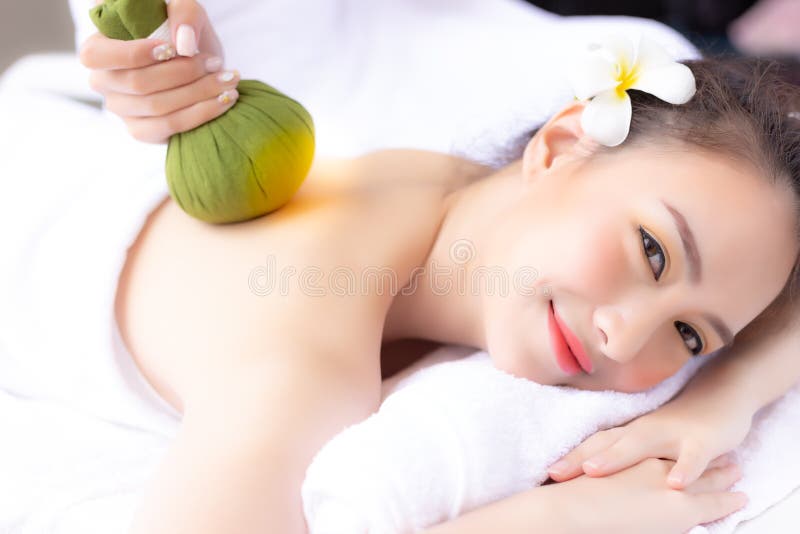 O Massager rejuvenesce e faz massagens o CCB bonito de encantamento dos woman’s fotos de stock royalty free O Massager rejuvenesce e faz massagens o CCB bonito de encantamento dos woman’s fotos de stock royalty free