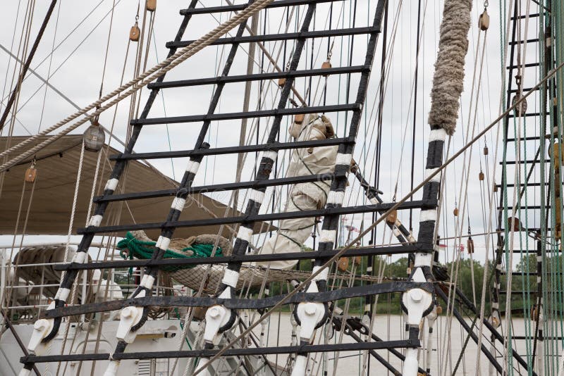 O mastro do navio detalhou o equipamento com bloco e equipamento de navio de navigação do vintage das velas imagem de stock royalty free O mastro do navio detalhou o equipamento com bloco e equipamento de navio de navigação do vintage das velas imagem de stock royalty free