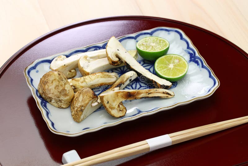 O matsutake de Yaki, grelhou o cogumelo do matsutake foto de stock O matsutake de Yaki, grelhou o cogumelo do matsutake foto de stock