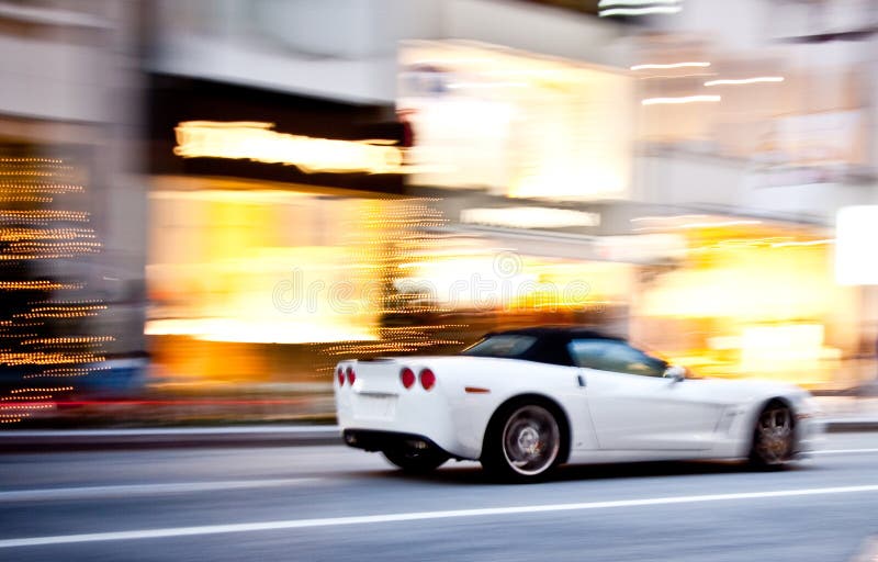 O mașină sport în mișcare albastră royalty free stock images