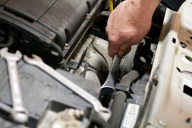 O mecânico de Uto repara o carro fotografia de stock O mecânico de Uto repara o carro fotografia de stock