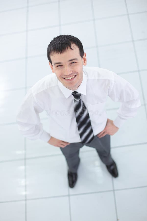 O meio feliz envelheceu o homem que está no fundo branco isolado imagem de stock O meio feliz envelheceu o homem que está no fundo branco isolado imagem de stock