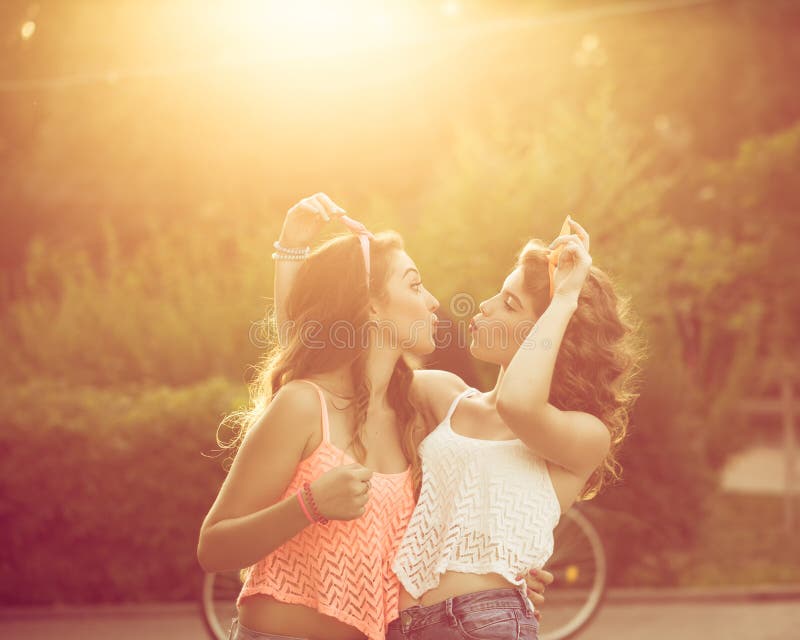 O melhor abraço das amigas Por do sol imagem de stock royalty free