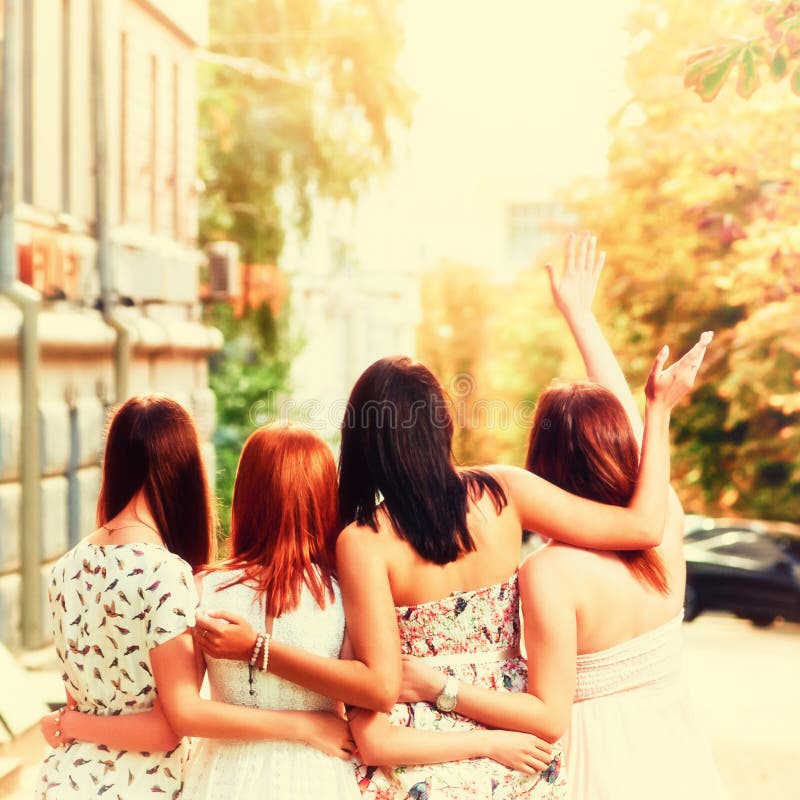 Melhores amigas a abraçar fotografia de stock