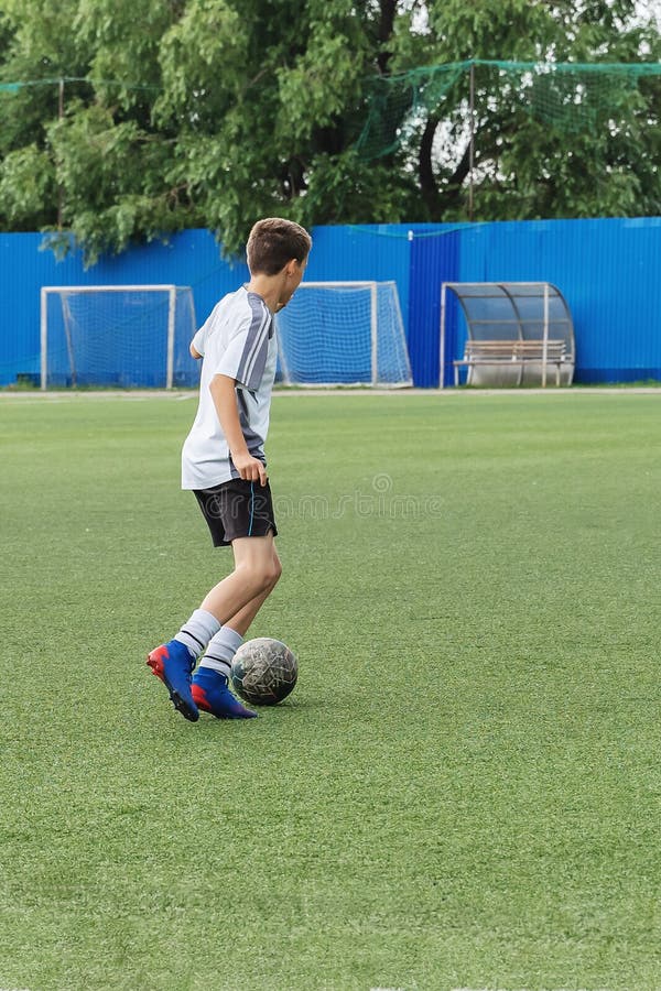 Futebol Infantil. As Crianças Jogam Futebol. a Luta Ativa E a