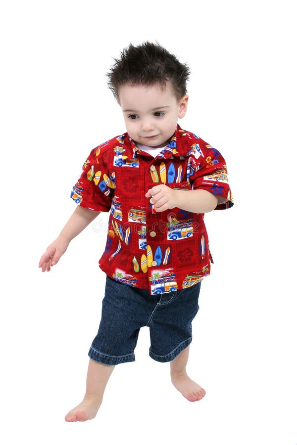 O menino adorável da criança no verão brilhante veste-se com os pés descalços sobre o Whit foto de stock O menino adorável da criança no verão brilhante veste-se com os pés descalços sobre o Whit foto de stock