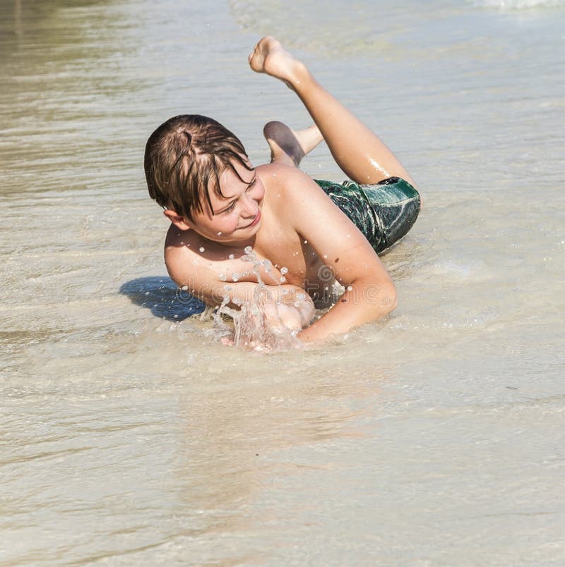 Jogos dos meninos imagem de stock. Imagem de nave, lago - 10059291