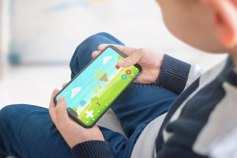 Dois meninos emocionados estão no amarelo e jogam jogos para celular em  smartphones