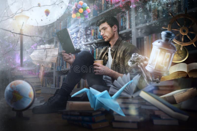 O menino lê um livro à noite numa biblioteca Conceito de fantasia, imaginação e criatividade