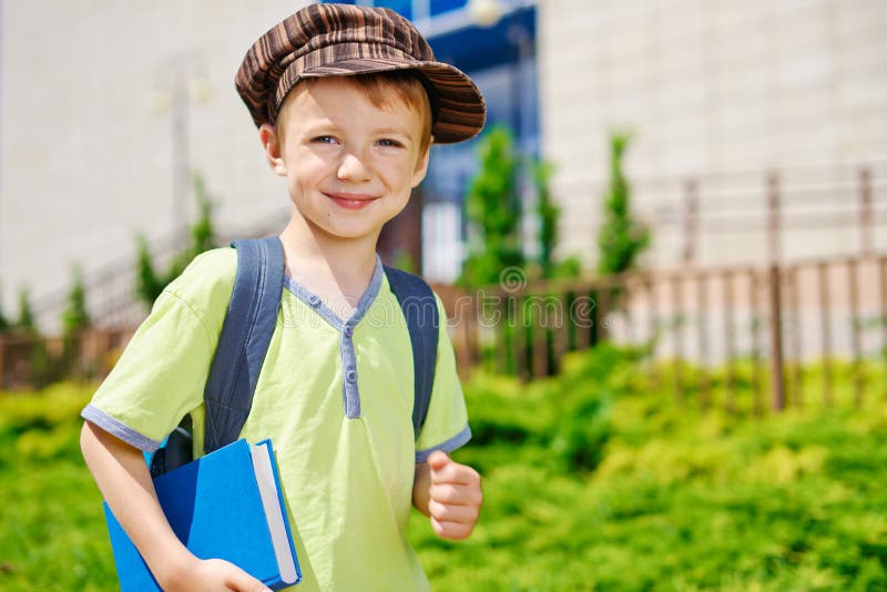 O menino novo está indo à escola. imagens de stock O menino novo está indo à escola. imagens de stock