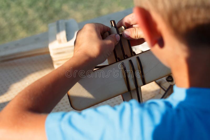 O menino que faz o plano modelo na tabela imagens de stock royalty free O menino que faz o plano modelo na tabela imagens de stock royalty free