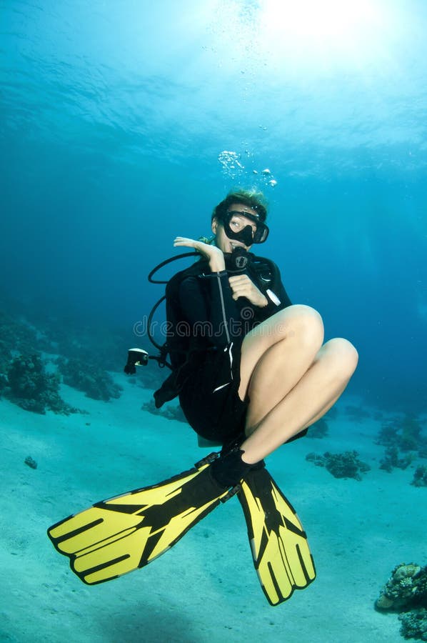 O mergulhador de mergulhador louro nada na água azul desobstruída imagens de stock O mergulhador de mergulhador louro nada na água azul desobstruída imagens de stock