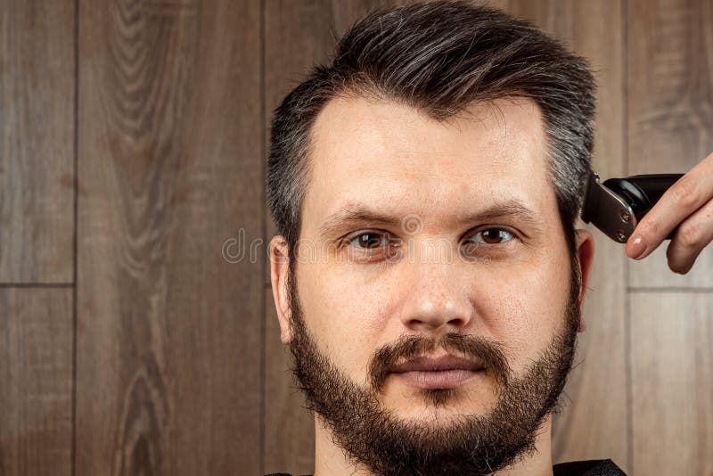 Salão. close-up de um corte de cabelo feminino, mestre em uma barbearia