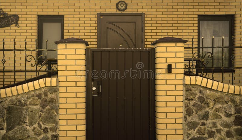 O metal bloqueia a casa de campo amarela moderna do tijolo imagem de stock O metal bloqueia a casa de campo amarela moderna do tijolo imagem de stock