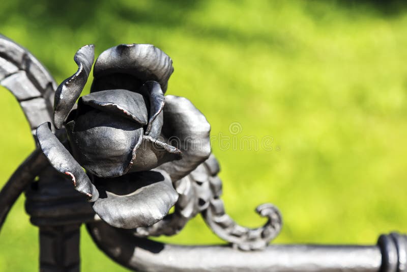 O metal forjado mão aumentou foto de stock O metal forjado mão aumentou foto de stock
