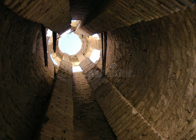 O Minarete do Jam, um site da UNESCO no centro do Afeganistão Vista do céu através da abertura superior