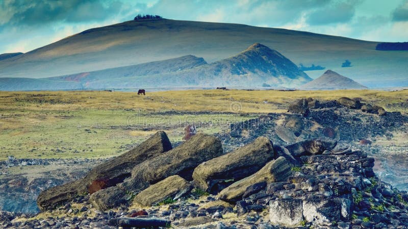 O Moai na plataforma do Ceremonial de Ahu Akahanga Local do patrimônio mundial da Ilha de Páscoa do parque nacional de Rapa Nui imagens de stock O Moai na plataforma do Ceremonial de Ahu Akahanga Local do patrimônio mundial da Ilha de Páscoa do parque nacional de Rapa Nui imagens de stock