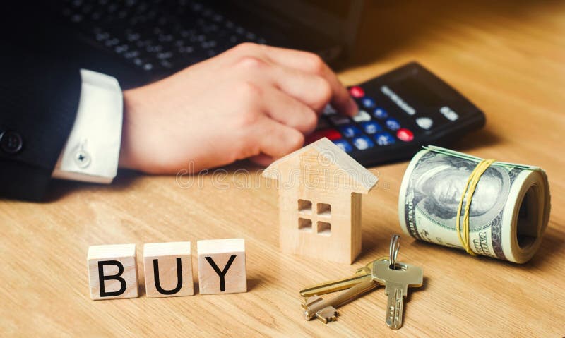 o modelo da casa, as chaves, os dólares e o ` da inscrição compram o ` em blocos de madeira compra de um apartamento, propriedade foto de stock royalty free o modelo da casa, as chaves, os dólares e o ` da inscrição compram o ` em blocos de madeira compra de um apartamento, propriedade foto de stock royalty free