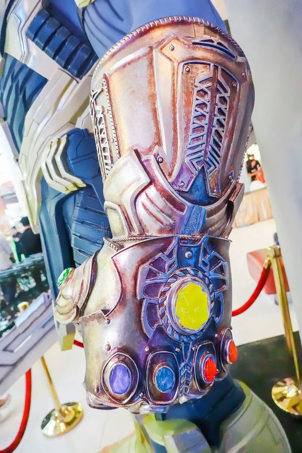 O modelo de Thanos Mighty Glove Infinity Gauntlet na pessoa de pé dos vingadores 4 do filme do super-herói da maravilha: Endgame fotos de stock O modelo de Thanos Mighty Glove Infinity Gauntlet na pessoa de pé dos vingadores 4 do filme do super-herói da maravilha: Endgame fotos de stock