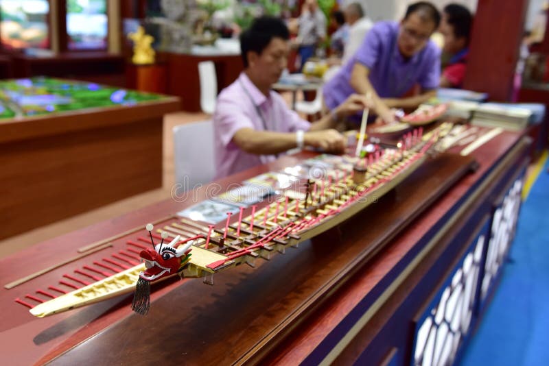 O artista está fazendo o modelo do barco do dragão, as 11as indústrias culturais internacionais 2015/05/14-18 justo de China (Shenzhen)