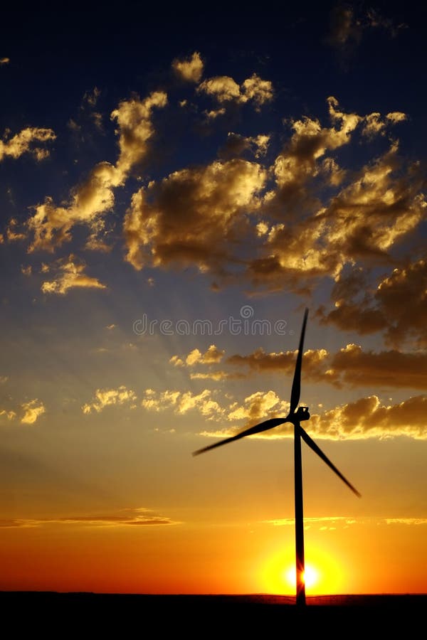 Moinho De Vento Para Gerar Energia Eólica Soprando Nuvens Do Céu Nascendo  Sol Nascer Foto de Stock - Imagem de ecologia, noite: 233345874