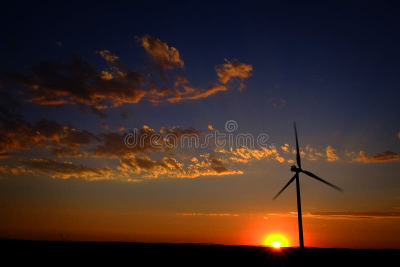 Moinho De Vento Para Gerar Energia Eólica Soprando Nuvens Do Céu Nascendo  Sol Nascer Foto de Stock - Imagem de ecologia, noite: 233345874