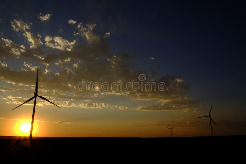 Moinho De Vento Para Gerar Energia Eólica Soprando Nuvens Do Céu Nascendo  Sol Nascer Foto de Stock - Imagem de ecologia, noite: 233345874