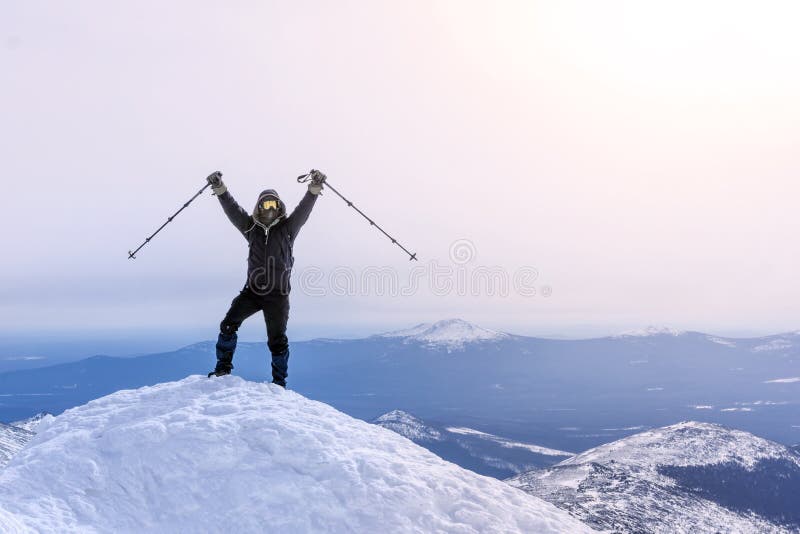 O montanhista exulta, alcançando a parte superior da montanha foto de stock O montanhista exulta, alcançando a parte superior da montanha foto de stock