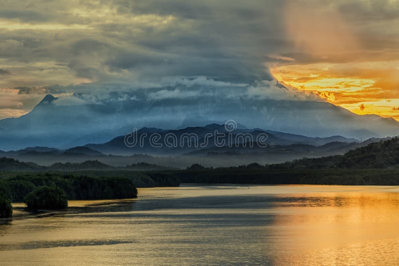 O Monte Kinabalu no nascer do sol