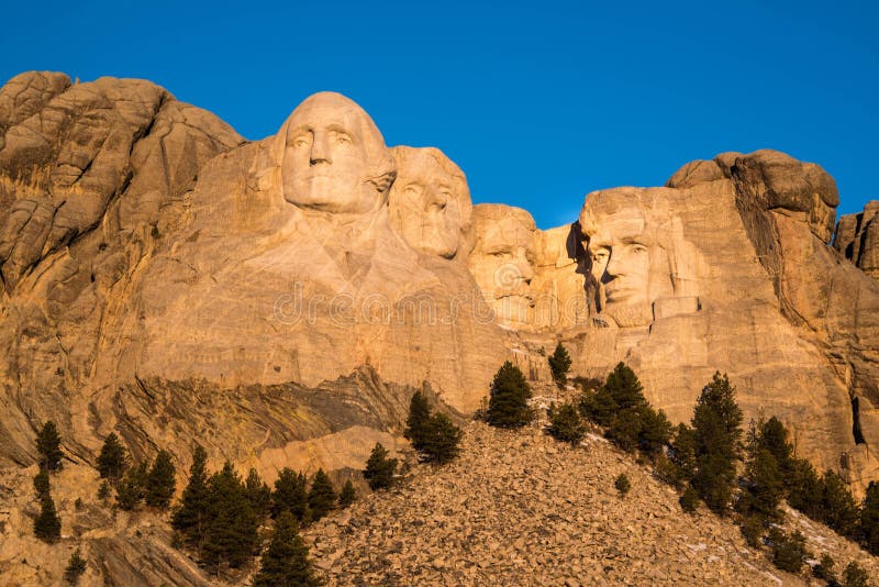 O Monte Rushmore enfrenta dos presidentes no nascer do sol em Black Hills de South Dakota imagens de stock O Monte Rushmore enfrenta dos presidentes no nascer do sol em Black Hills de South Dakota imagens de stock