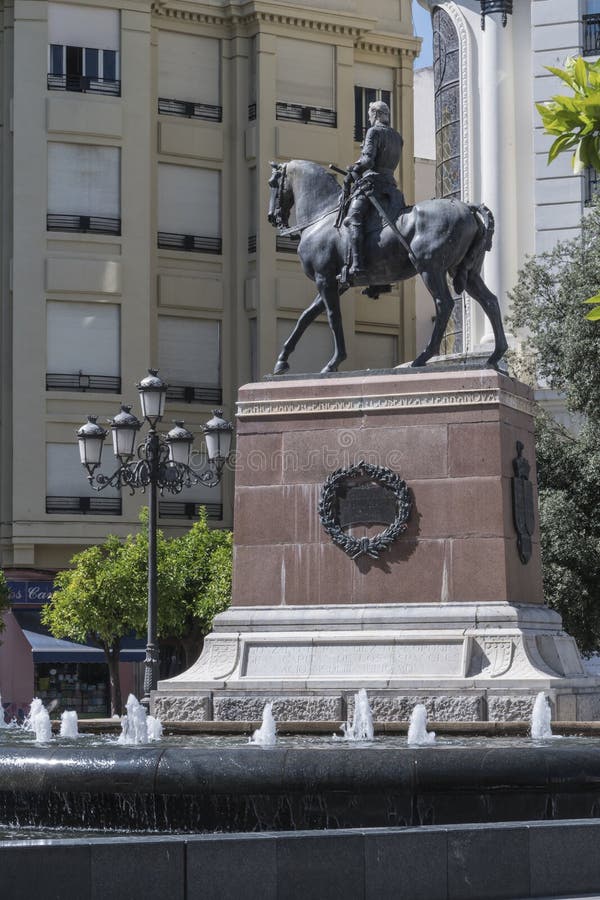 O monumento ao grande capitão é uma parte dedicada ao ` do rdoba do ³ de Cà do ndez do ¡ de Gonzalo Fernà o grande ` do capitão, foto de stock O monumento ao grande capitão é uma parte dedicada ao ` do rdoba do ³ de Cà do ndez do ¡ de Gonzalo Fernà o grande ` do capitão, foto de stock
