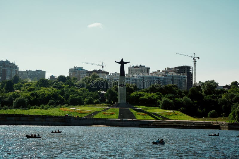 O monumento da Mãe-patrocinadora dos povos do Chuvash imagens de stock O monumento da Mãe-patrocinadora dos povos do Chuvash imagens de stock