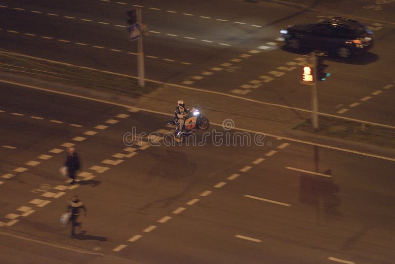 Motociclista executa uma manobra imagem de stock