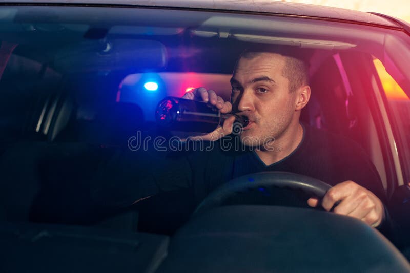 O motorista bêbado perseguiu pela polícia ao conduzir o carro fotografia de stock O motorista bêbado perseguiu pela polícia ao conduzir o carro fotografia de stock