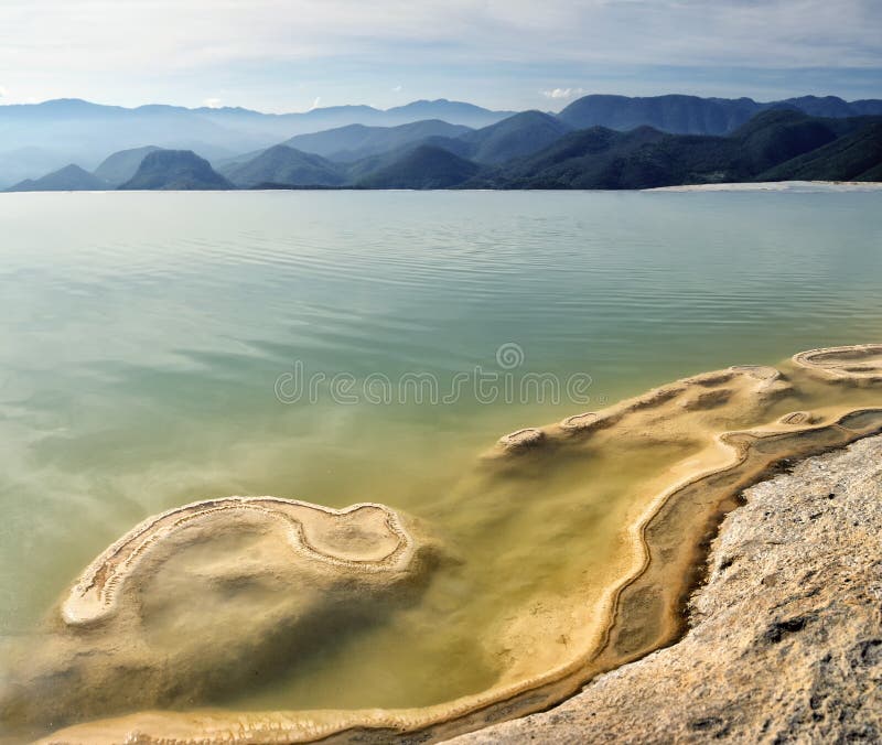 O Mountain View surreal da manhã da paisagem com mineral salta Hie foto de stock O Mountain View surreal da manhã da paisagem com mineral salta Hie foto de stock