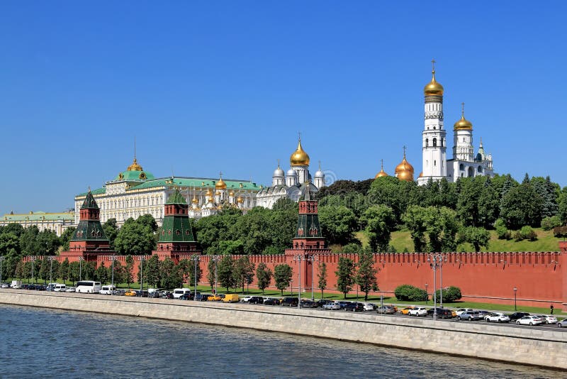 O movimento dos carros na terraplenagem do Kremlin imagem de stock O movimento dos carros na terraplenagem do Kremlin imagem de stock