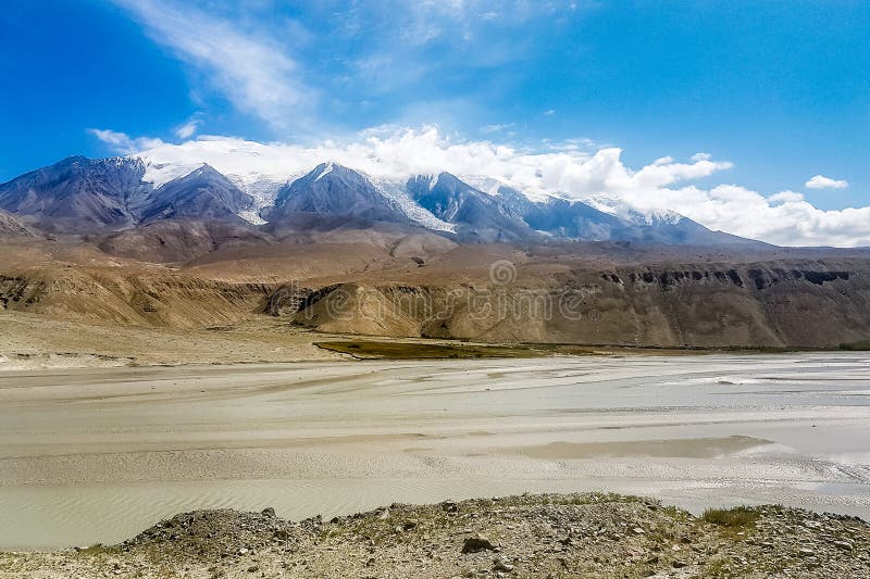 O Mt Kongur 7695m como visto da estrada de Karakorum, Xinjiang, China imagem de stock royalty free O Mt Kongur 7695m como visto da estrada de Karakorum, Xinjiang, China imagem de stock royalty free