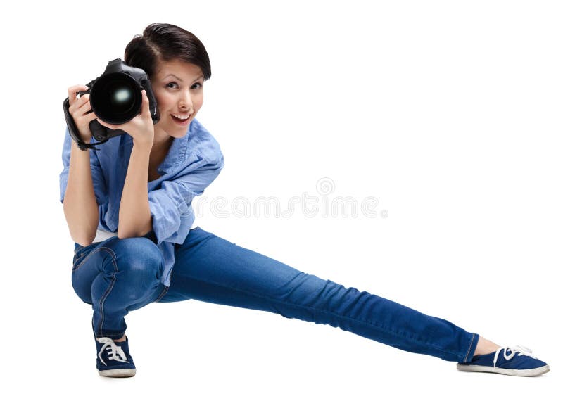 O mulher-fotógrafo competente toma imagens imagem de stock O mulher-fotógrafo competente toma imagens imagem de stock