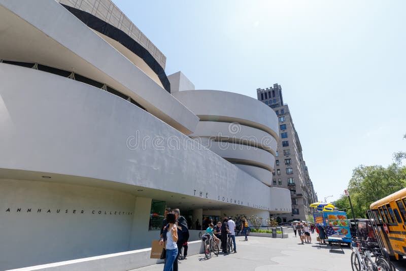 O museu de Solomon R Museu de Guggenheim de moderno e da arte contemporânea em NYC imagens de stock royalty free O museu de Solomon R Museu de Guggenheim de moderno e da arte contemporânea em NYC imagens de stock royalty free