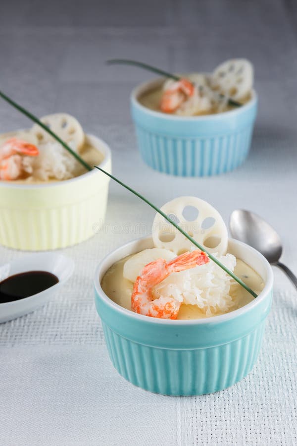 O mushi de Chawan, estilo japonês cozinhou o creme do ovo fotografia de stock royalty free O mushi de Chawan, estilo japonês cozinhou o creme do ovo fotografia de stock royalty free